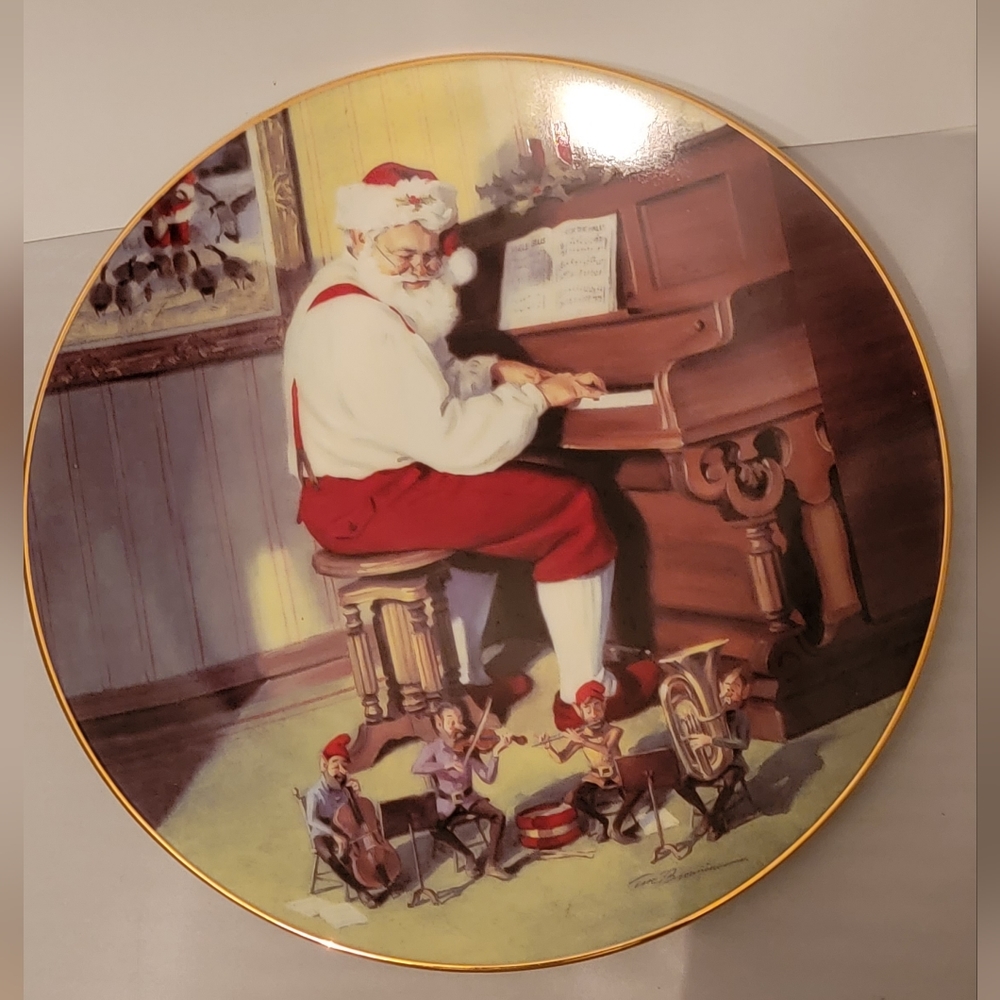 Vintage Knowles “Santa’s Cheer” Collectors Plate #2777A. Comes in original box